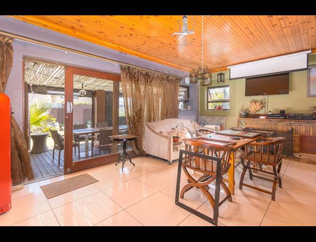 9 BEDROOM FREESTANDING FOR SALE IN MILNERTON CENTRAL